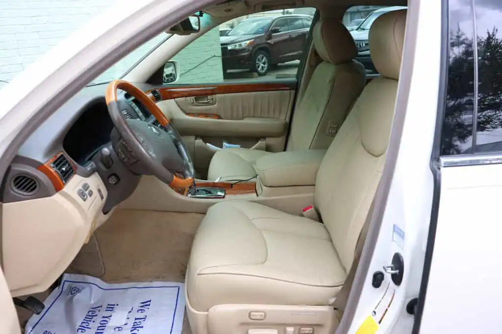 19 USF Lexus LS430 2006 Front Seats 3